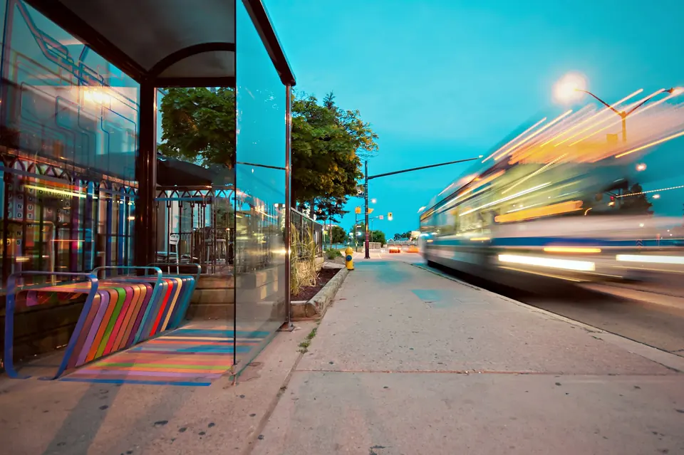 Busstopp med buss som kjører forbi i bevegelsesuskarphet