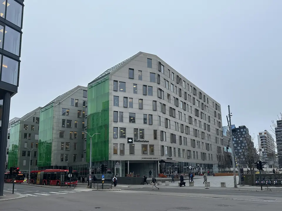 Skatteetatens bygg i Schweigaards gate i Oslo sett fra gatekrysset
