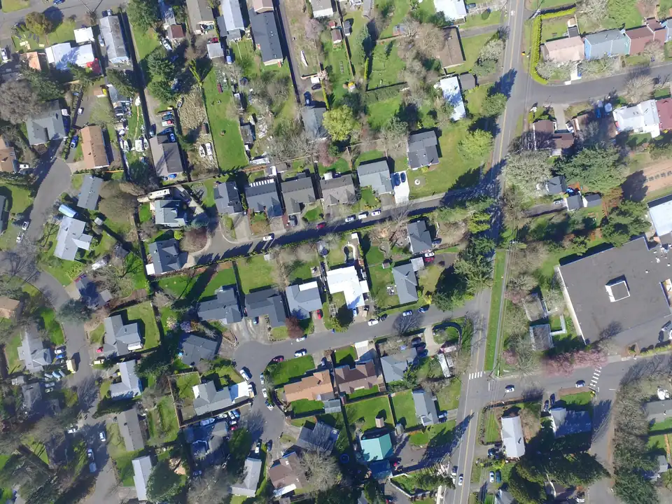 Flyfoto av boligområde med hus og hager