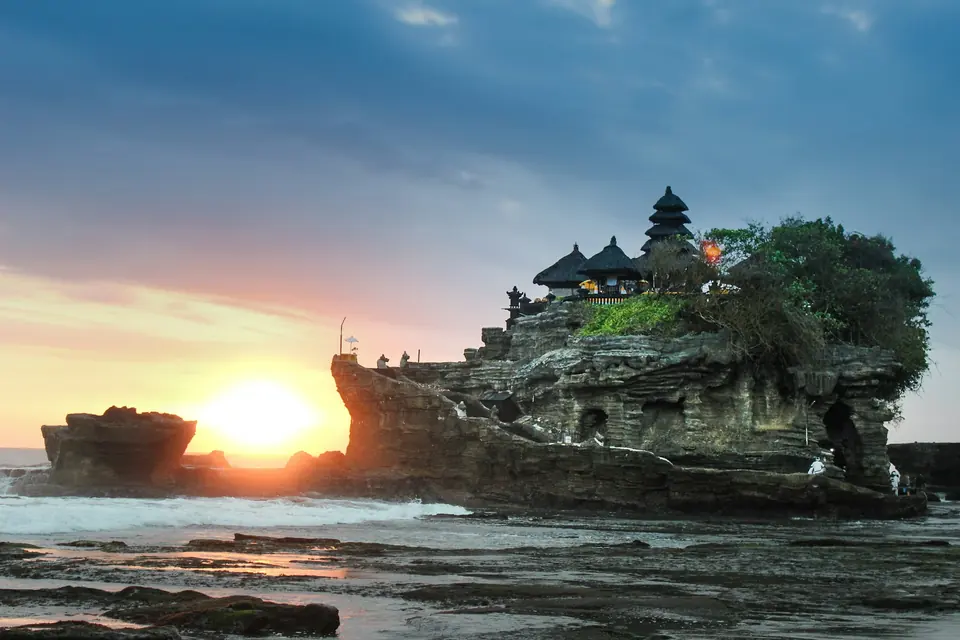 Tanah Lot-tempelet på en klippe ved solnedgang på Bali