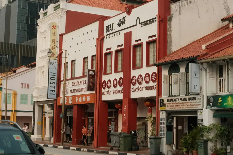 Tradisjonelle butikkbygg med røde fasader i Chinatown i Singapore